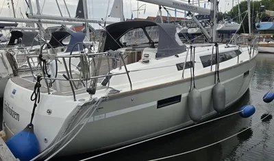 zeiljacht aangemeerd in jachthaven