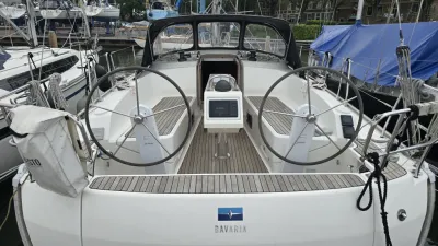 cockpit van zeiljacht in jachthaven