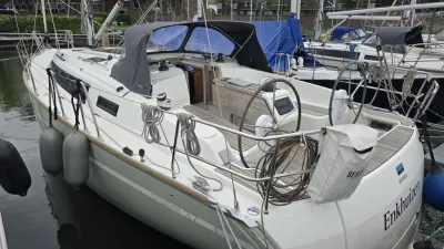 zeiljacht afgemeerd in jachthaven