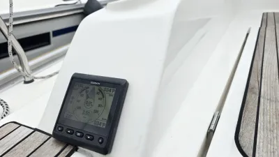 navigatiescherm op dek van zeiljacht