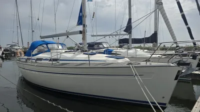 zeiljacht afgemeerd in jachthaven