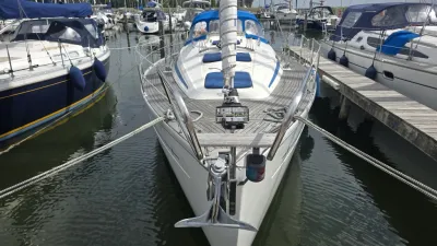 boeg van zeiljacht in jachthaven