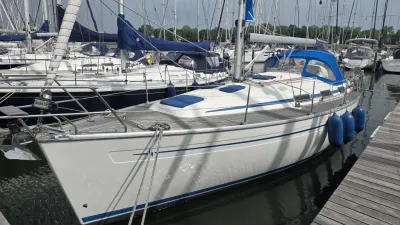 zeiljacht afgemeerd bij steiger