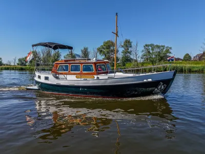 klassiek motorjacht op rivier