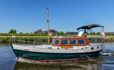 varend motorjacht op kanaal