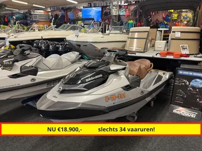 twee waterscooters in showroom