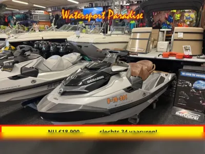twee waterscooters in showroom