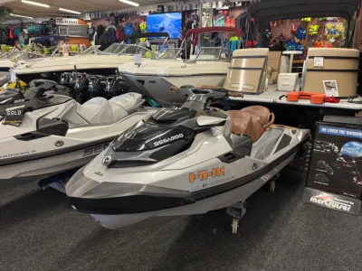 twee waterscooters in showroom