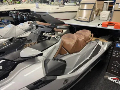 waterscooter in showroom met bruine zitplaatsen