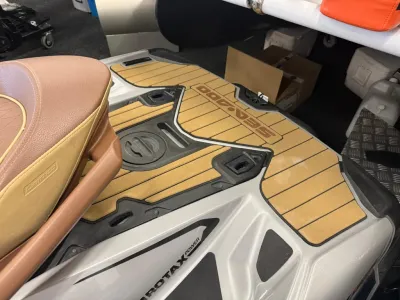 Achterplatform en zitting van een waterscooter
