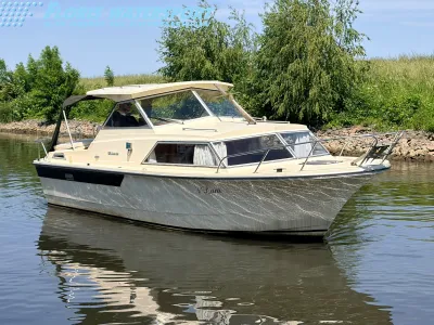 motorboot in het water bij oever met begroeiing
