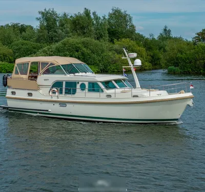 motorjacht op rivier met groene oever