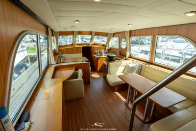 interieur van jacht met zithoek en kombuis