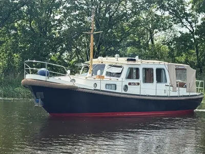 motorboot op rustig water met bomen