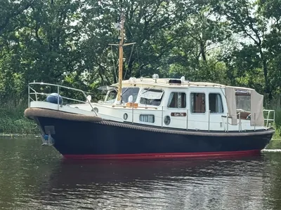 motorvlet op rustig water met bomen