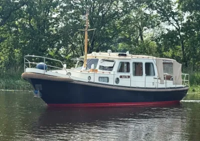 motorvlet op rustig water met bomen