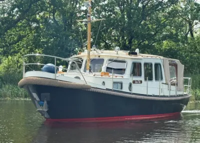 witte kajuitmotorboot op rustig water