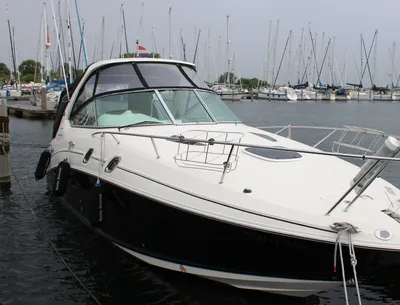 motorboot aan de steiger in jachthaven