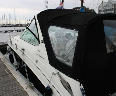 motorboot aangemeerd in jachthaven