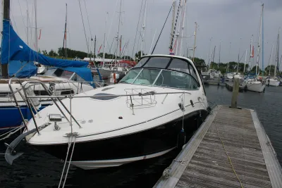 motorboot afgemeerd in een jachthaven