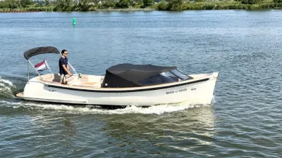 witte tender op het water met bestuurder