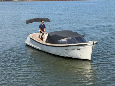 kleine witte tender in rustig water