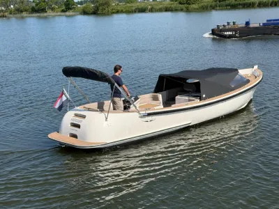 witte tender op rustig water