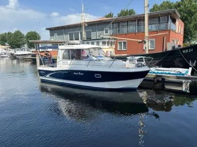 motorjacht afgemeerd in een jachthaven