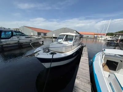 motorboot afgemeerd aan steiger