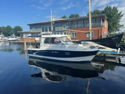 motorjacht aangemeerd in jachthaven