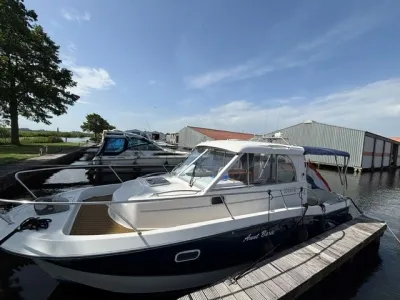 motorboot aangemeerd in haven