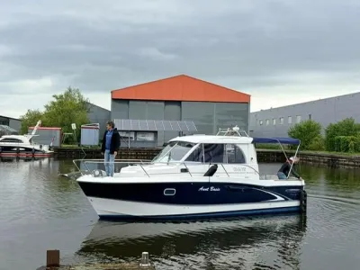 motorboot op het water bij loods