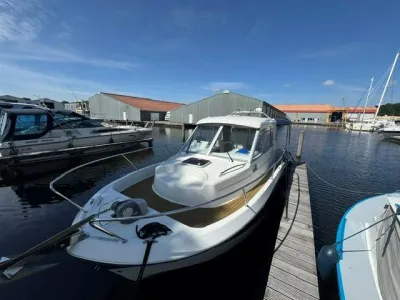 motorjacht afgemeerd in jachthaven