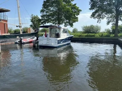 motorjacht aangemeerd in kanaal