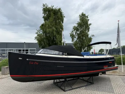 tender op bok bij bedrijfspand