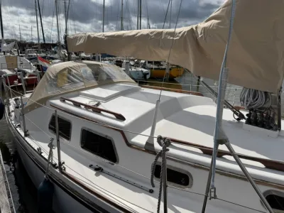zeiljacht aangemeerd in jachthaven