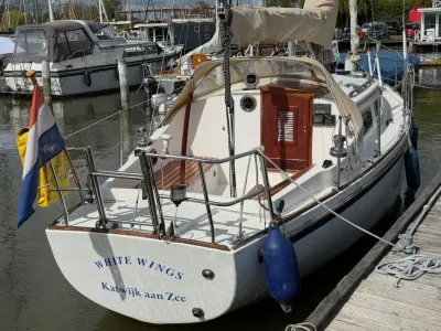 zeiljacht aangemeerd in haven