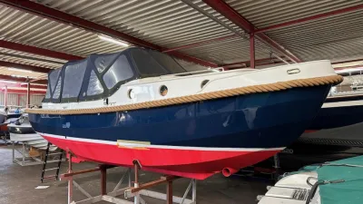 cabine sloep in stalling op bokken