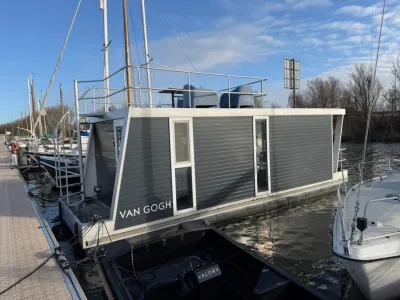 woonboot aan steiger in haven