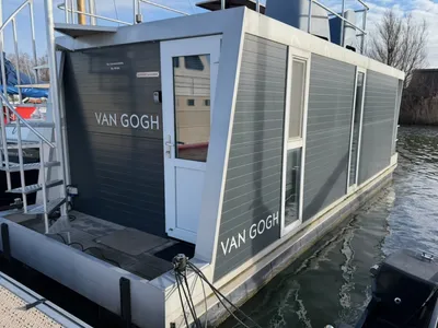 woonboot aangemeerd bij steiger