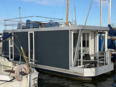 woonboot met terras in jachthaven