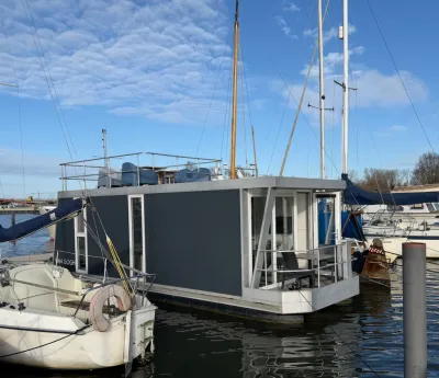 woonboot afgemeerd in jachthaven