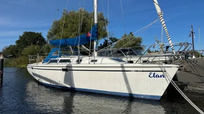 zeiljacht aangemeerd in een haven