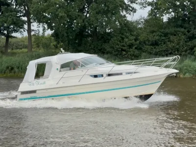 varend motorjacht op binnenwater