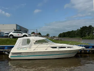 motorjacht aangemeerd langs kade