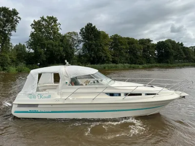 motorjacht op binnenwater met bomen