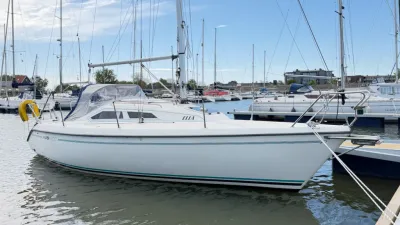 zeilboot in jachthaven