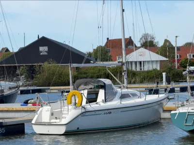zeiljacht afgemeerd in jachthaven