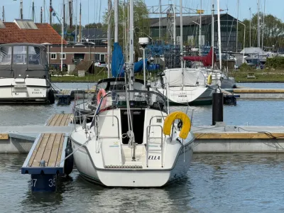 zeilboot afgemeerd in jachthaven
