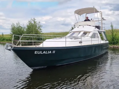 motorjacht met stuurhut en flybridge